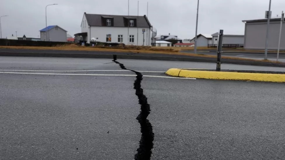 當地許多道路都出現嚴重地裂。（圖／翻攝自BBC）