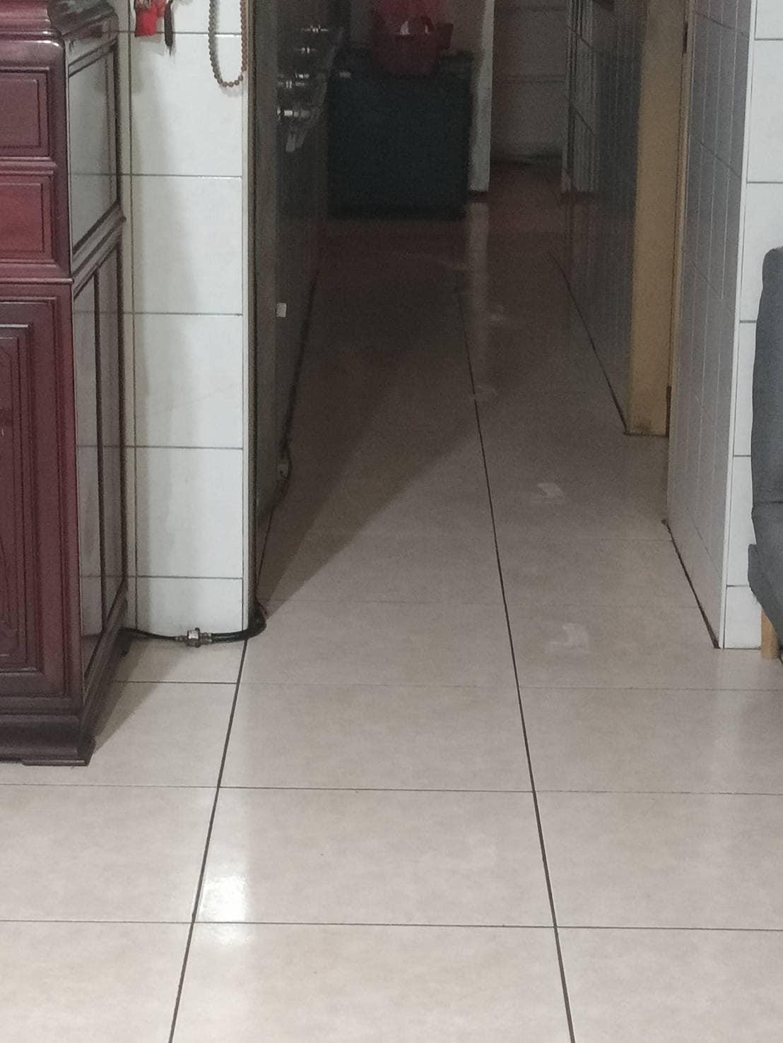 舅舅房門前出現腳印。（圖／翻攝自靈異公社）
