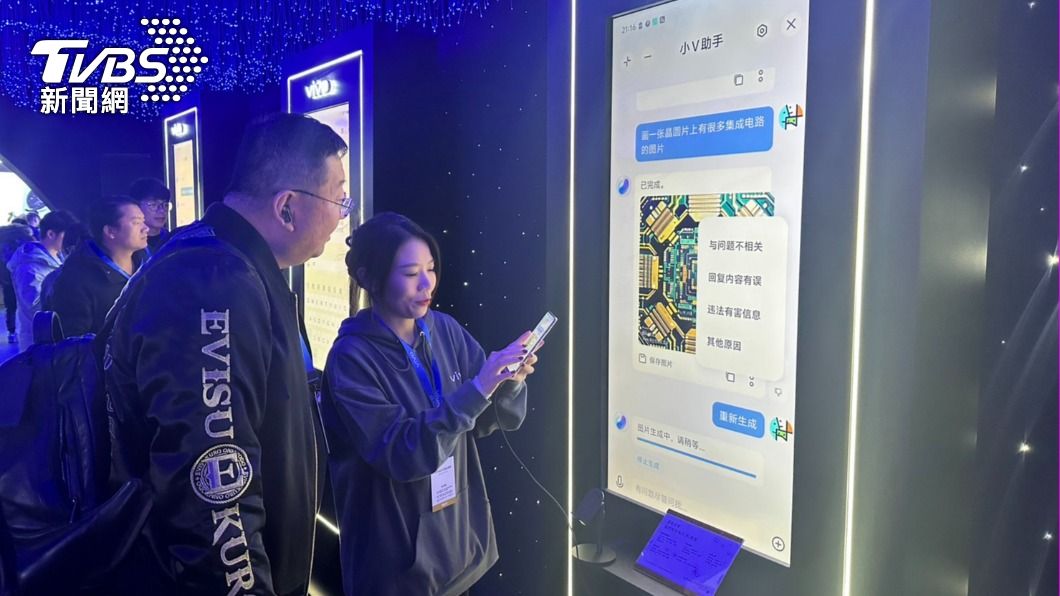 vivo 「藍心大模型」推出藍心小V讓使用者輕鬆使用生成式AI。(圖/葉韋辰攝)