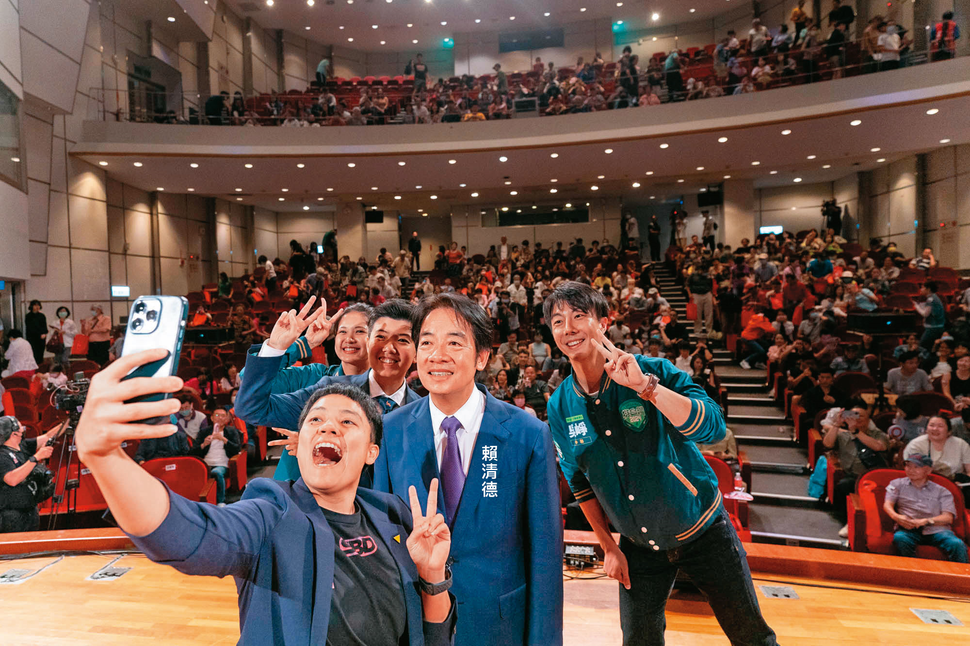 賴清德積極前進校園演講與青年互動,拓展中間選票。(圖/賴清德團隊提供)