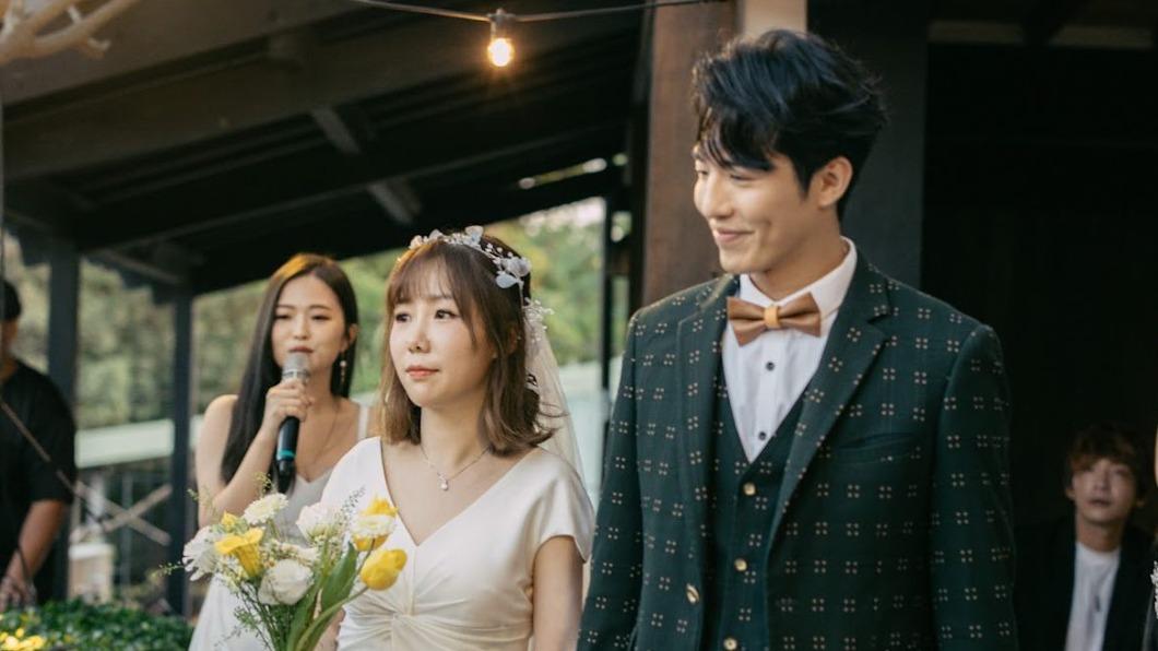正妹女星結婚了!挽父親手「嫁音樂人男友」 絕美婚禮照曝光
