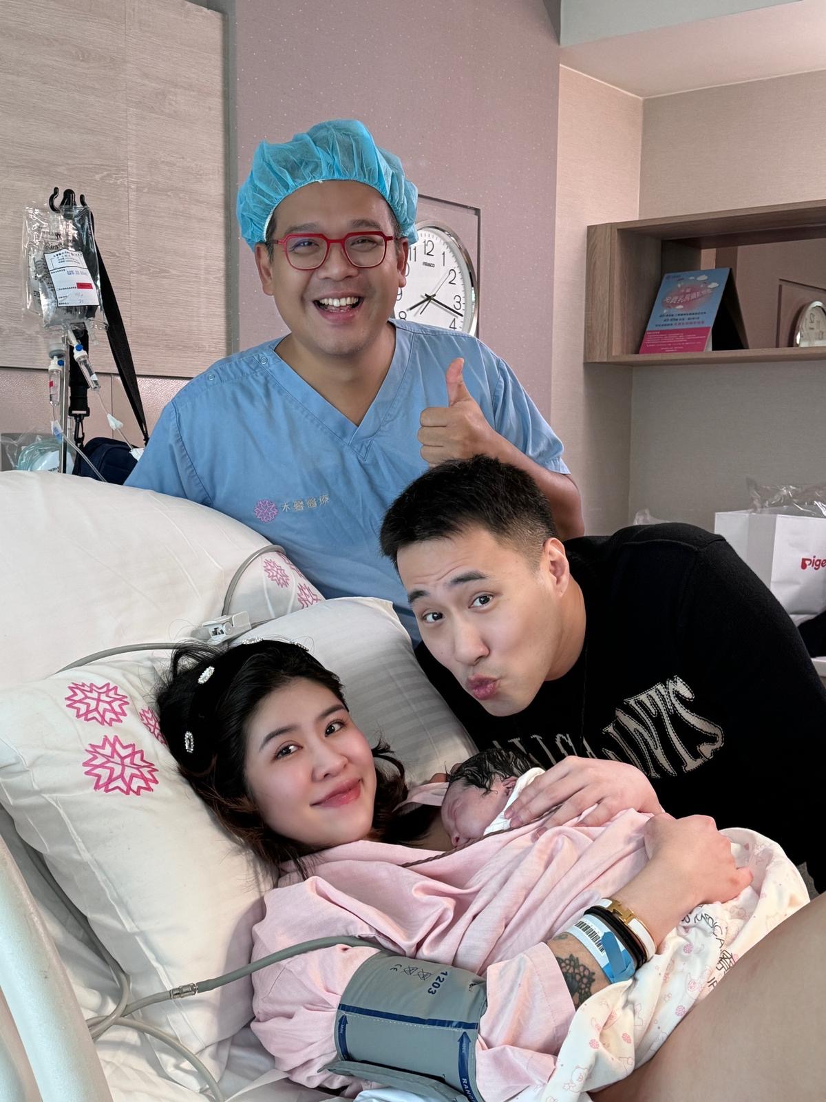 柔柔一家三口合照。(圖/鴻凱娛樂提供)