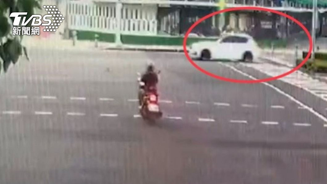 涉案兇嫌下車持利器猛刺陳男背部後駕車離去。（圖／TVBS）