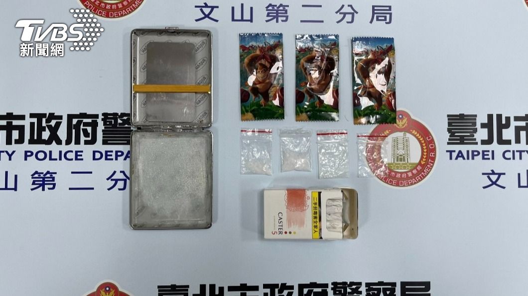 劉女在網路販毒,警方埋伏逮人,現場查獲毒咖啡、K他命等證物。(圖/TVBS)