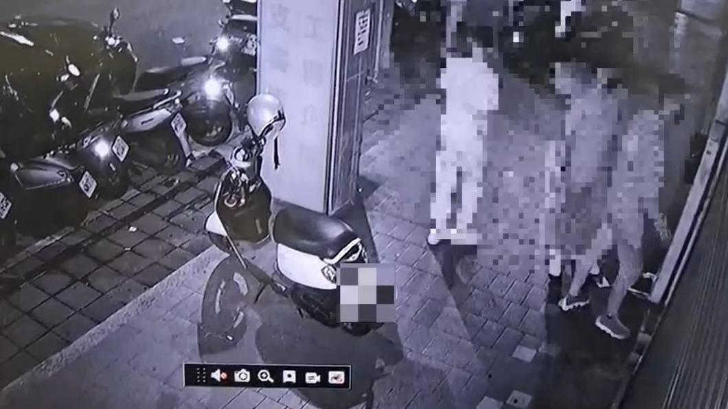 鄰居糾紛亮刀恐嚇還砸門 他噴辣椒水反擊兩人全進警局