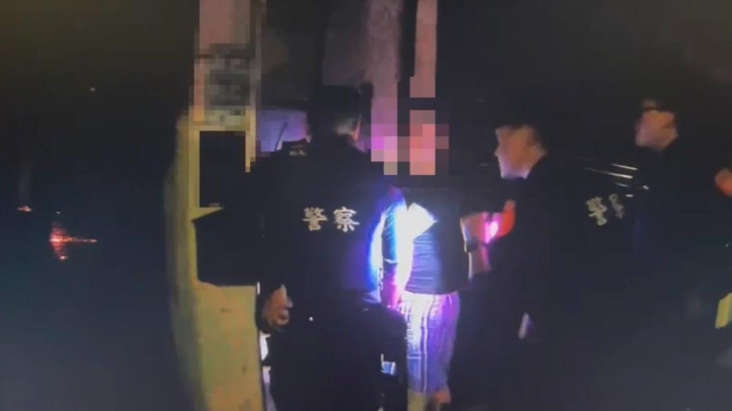 住戶糾紛互相亮刀、噴辣椒水,警方到場了解狀況。(圖/TVBS)
