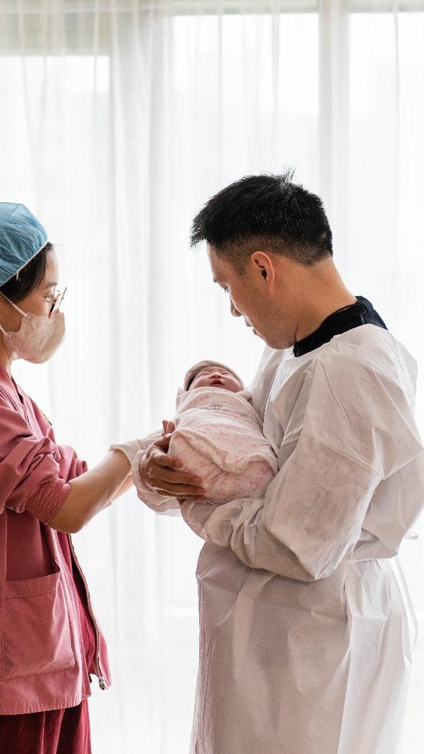 余祥銓女兒出生。(圖/禾馨醫療婦產提供)