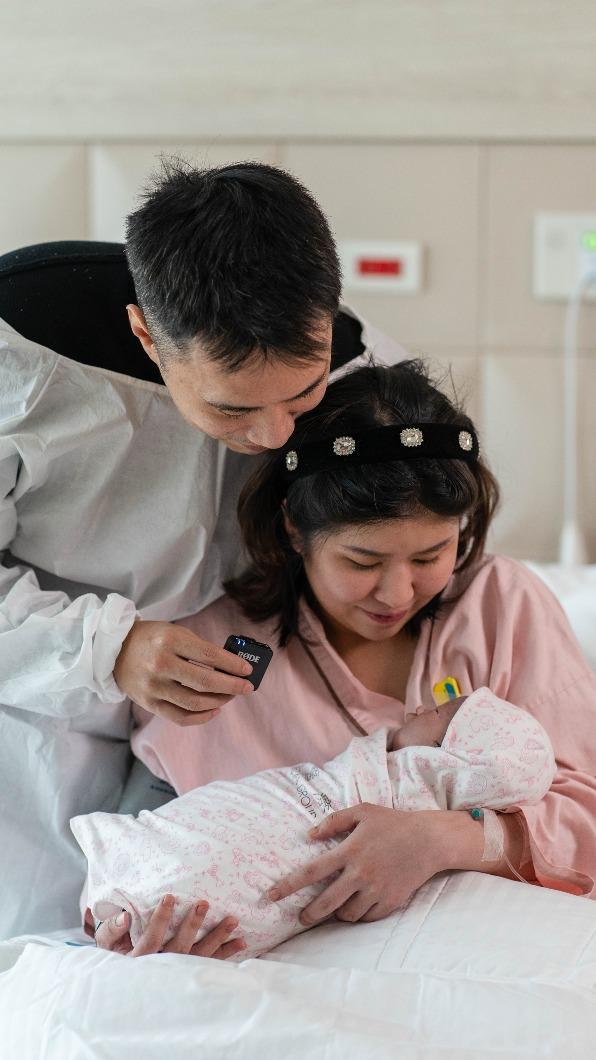 余祥銓女兒出生。(圖/禾馨醫療婦產提供)