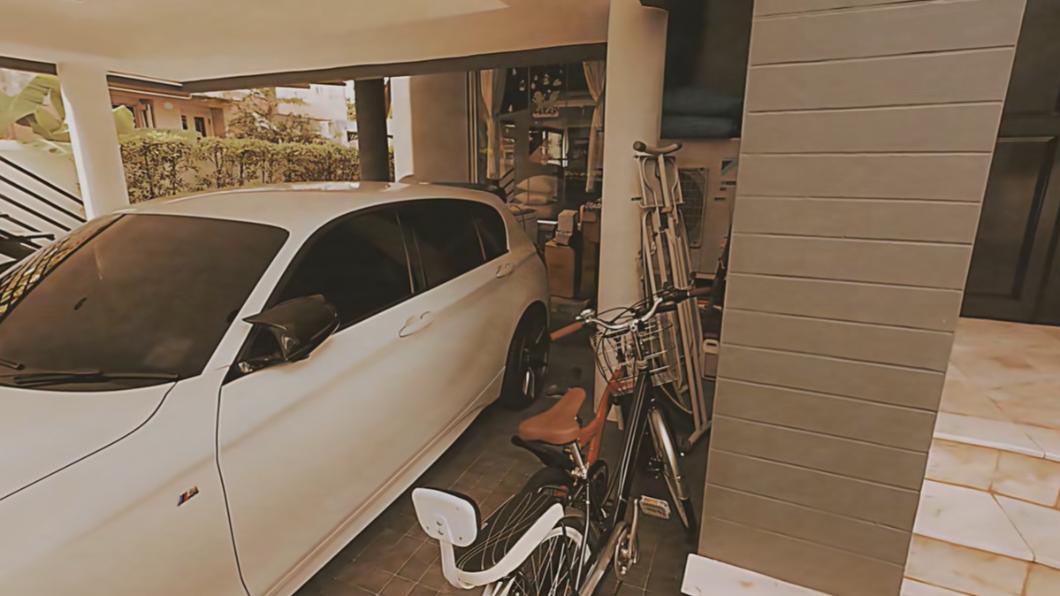 陳老師女友稱這台BMW是自己的舊車。(圖/翻攝自Sean逛吃TV西瓜視頻)