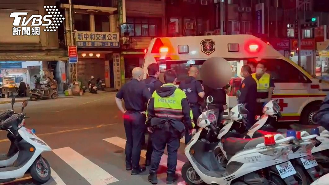 國中生中和超商等親友卻遇怪男拿刀咆哮 店員急拉到倉庫躲