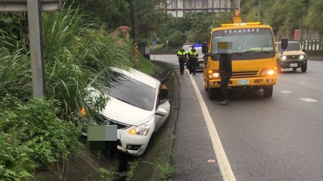 整台塞進溝!她「一路開進路外面」 超冏爬出車外…尷尬等救援