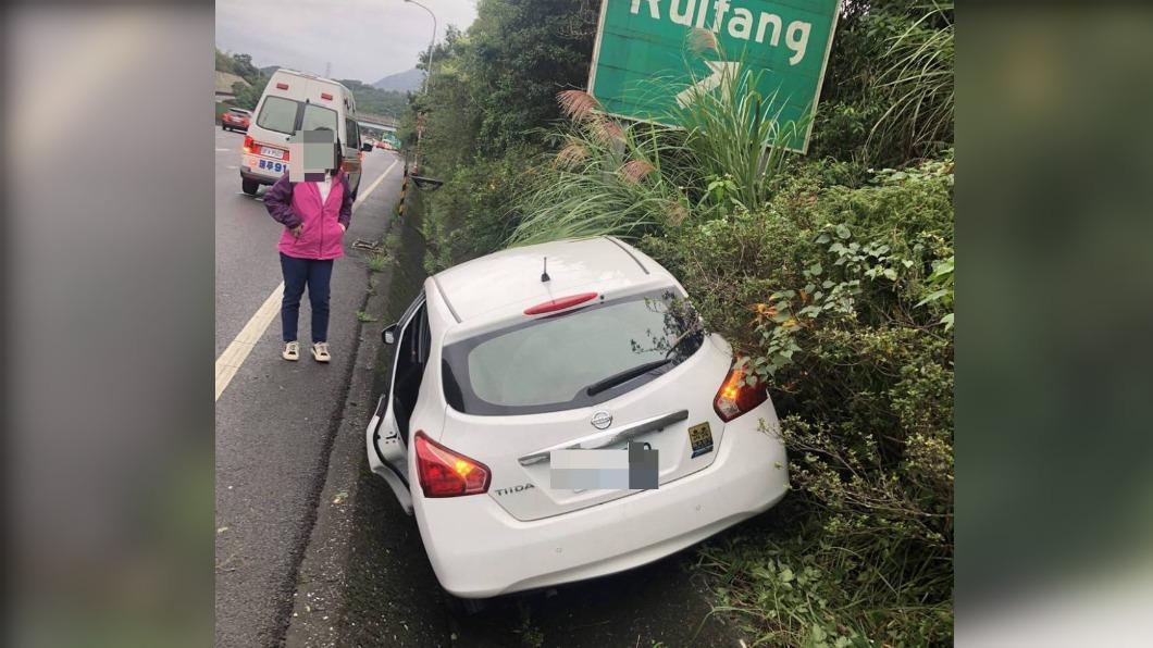 駕駛表示:她是不小心,將車子開下邊坡,才卡到排水溝的。(圖/新北市消防局提供)