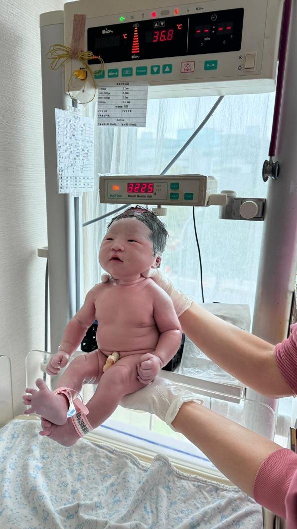 余祥銓女兒出生。(圖/禾馨醫療婦產提供)
