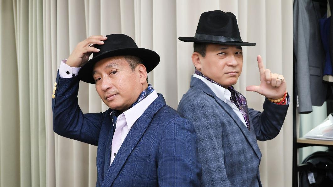 王中平（左）跟胡鴻達為演唱會定裝。（圖／萬星傳播提供）