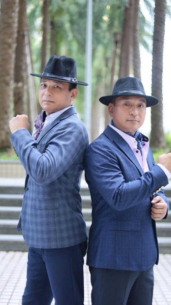 王中平(右)首次挑戰特務。(圖/萬星傳播提供)