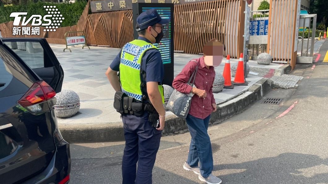 員警護送老婦到醫院。(圖/TVBS)