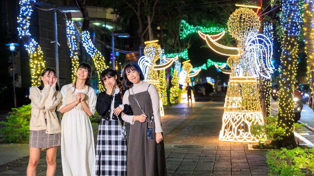 「天使祝福大道」以傳遞節慶喜願的天使裝點街頭。(圖/新北市政府提供)