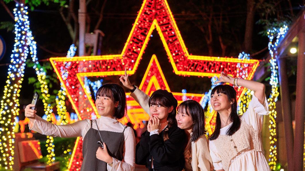 「星想事成大道」五芒星造型打造的拱門代表生命與健康的祈福。(圖/新北市政府提供)