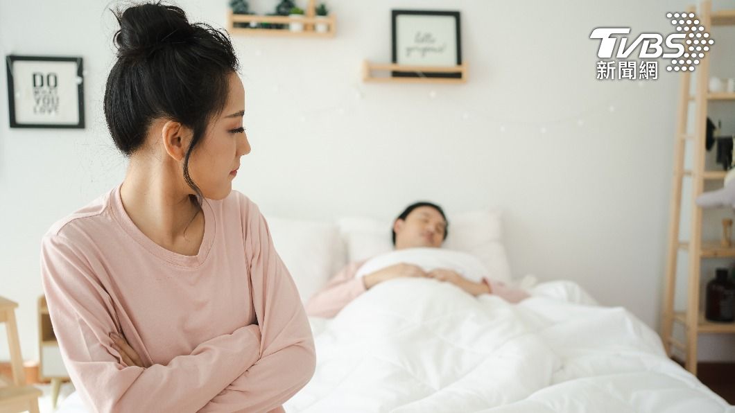 未婚夫睡覺啜泣!哭喊前任「對不起」 她頭綠氣到想悔婚