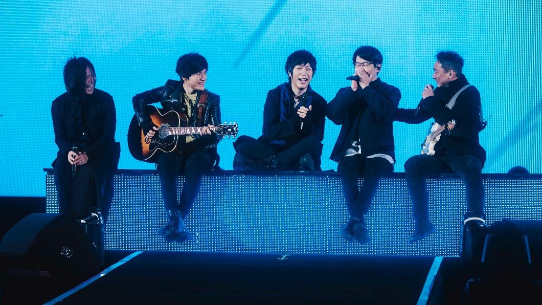五月天無畏低溫在上海持續熱唱。（圖／相信音樂提供）