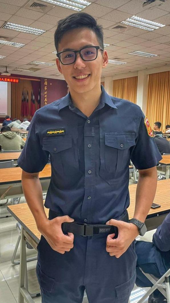 員警露出燦爛的微笑,勾魂的迷人大眼電暈網友。(圖/翻攝自高雄市政府警察局)