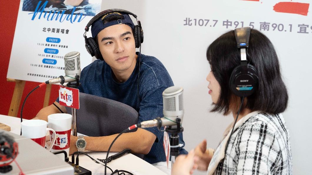陳昊森(左)仔細聽歌迷的真情告白。(圖/Hit Fm聯播網提供)