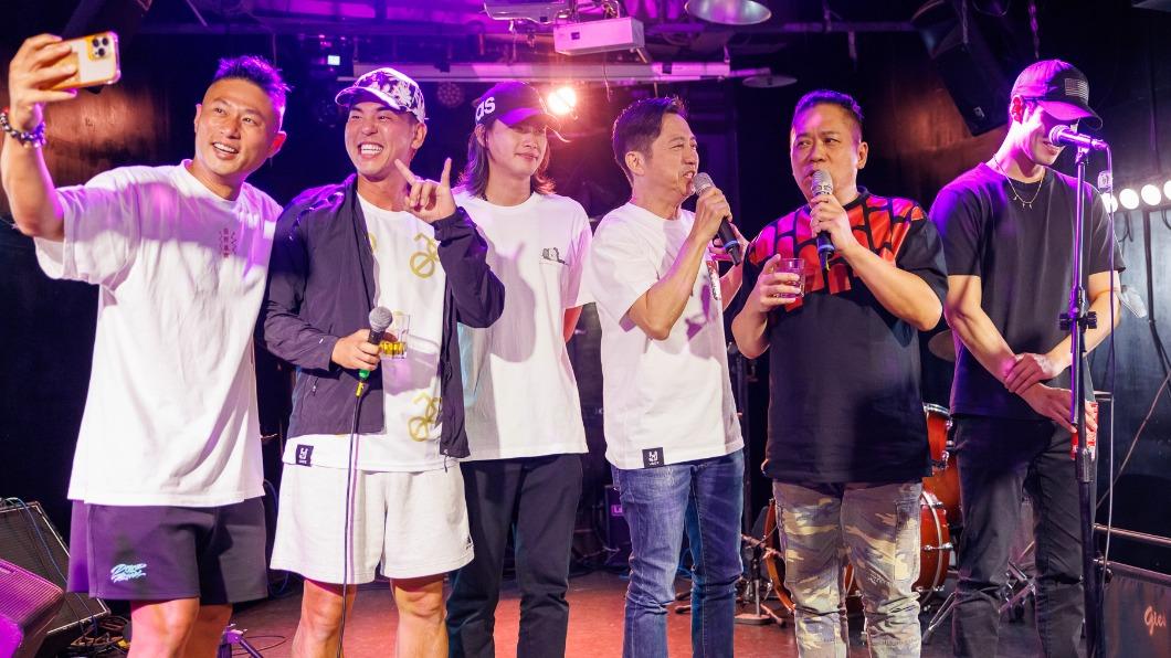 彭小刀(左起)、柯有倫、張庭瑚、哈林、卜學亮、周予天齊聚慶功宴。(圖/好看娛樂提供)