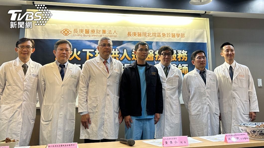 長庚急診團隊幫洪上凱洗塵，恭喜他平安歸來。（圖／許稚佳攝）
