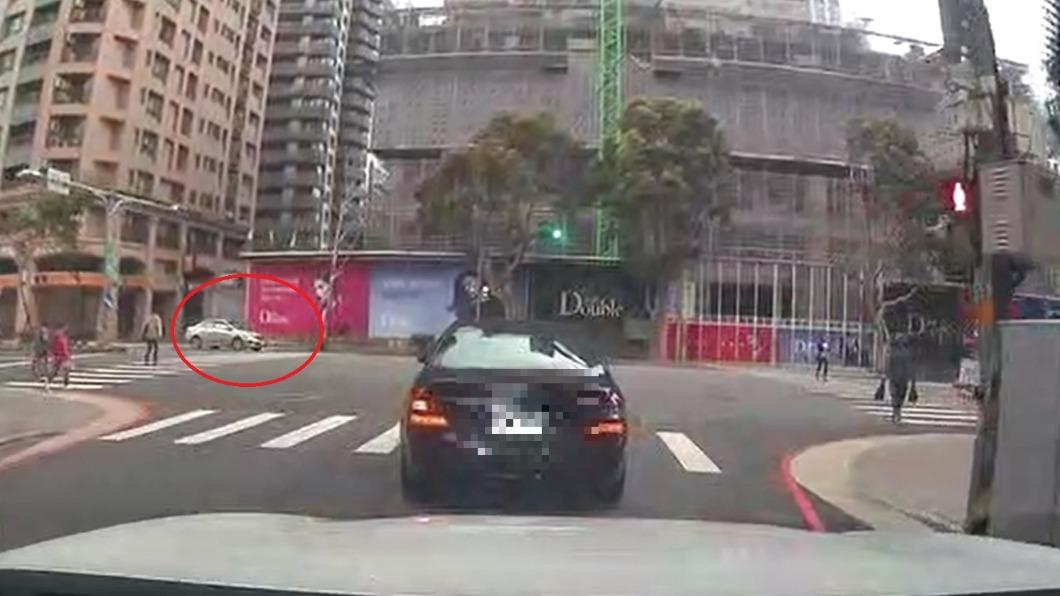 駕照雞腿換的?新北超狂駕駛30秒3違規 恐吃近萬罰單