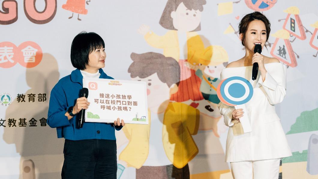 張齡予(右)出席交通安全活動。(圖/靖娟文教基金會提供)