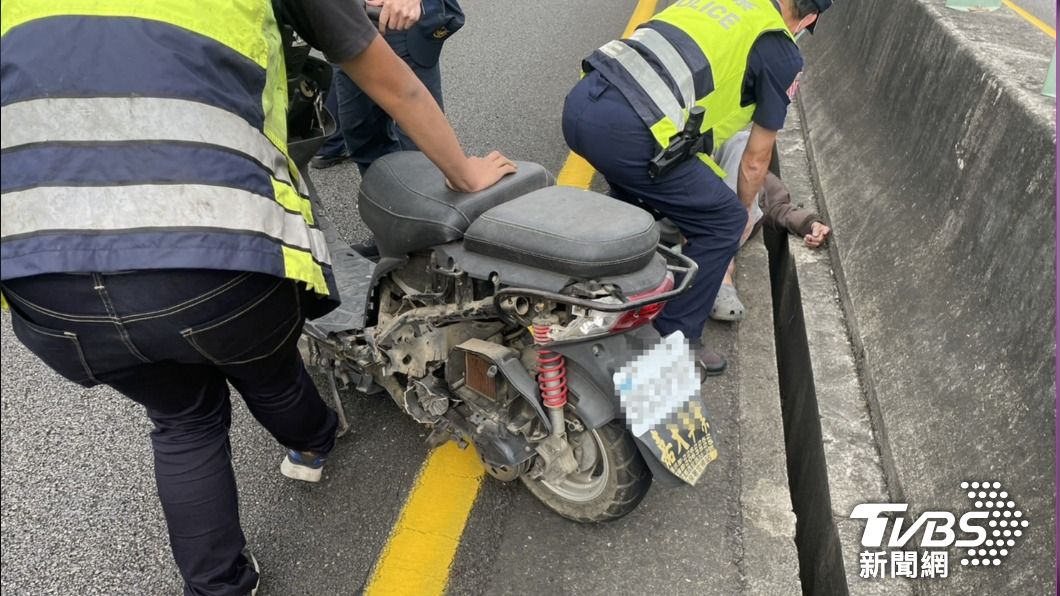 機車誤闖國道且於內線車道逆向往北，警方即派遣巡邏車前往攔查。（圖／TVBS）