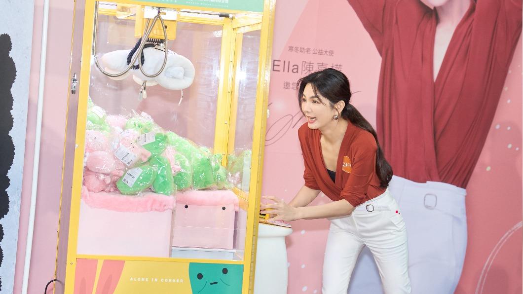 Ella替小腰果洗屁股。(圖/弘道老人福利基金會提供)