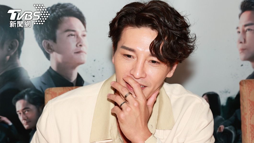 龍語申曬出戴在無名指上的婚戒。(圖/趙世平攝)