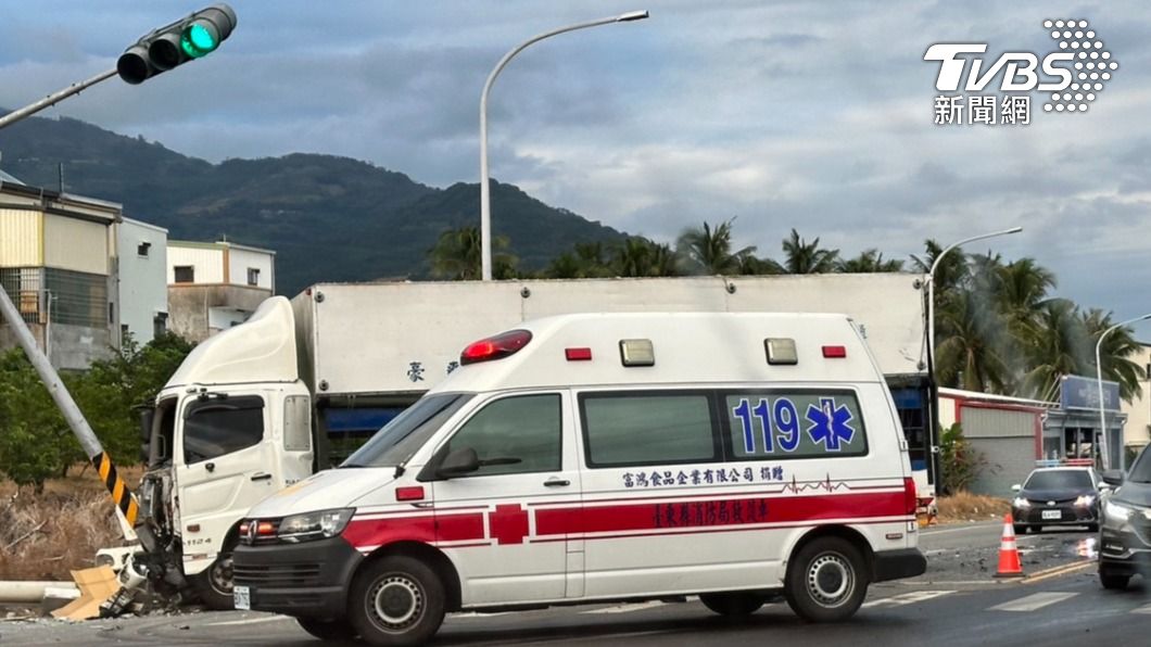 聯結車追撞2輛大貨車。（圖／TVBS）