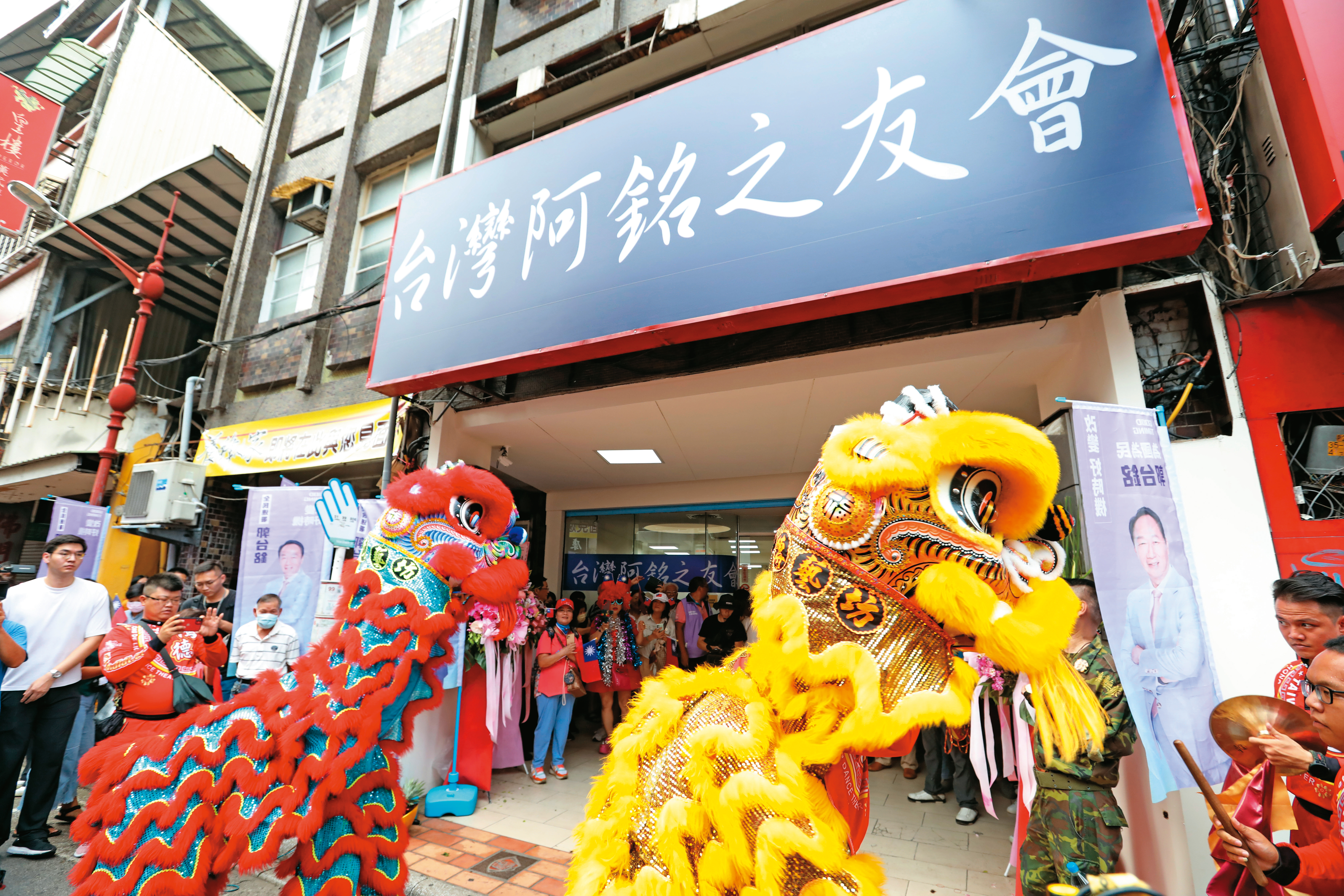 郭台銘在全台各地設立連署站,最後送交103萬份連署書。
