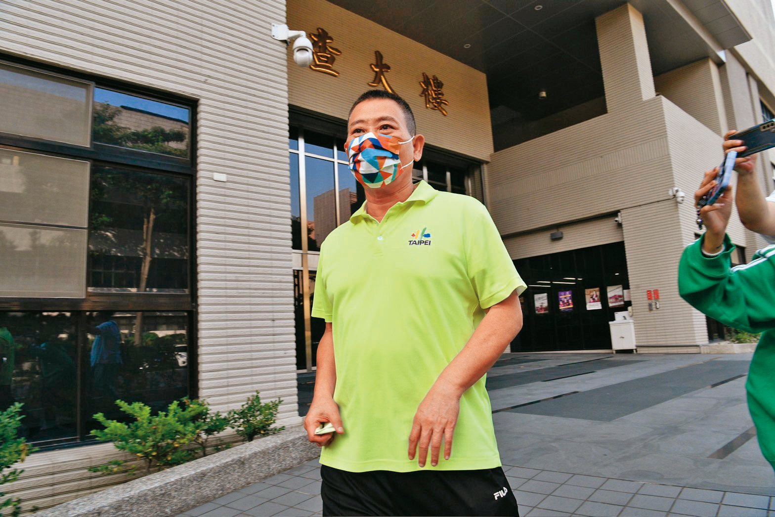 蘇府庭因涉嫌購買連署書,幫郭台銘衝高連署人數,遭檢調拘提到案,訊後30萬元交保。