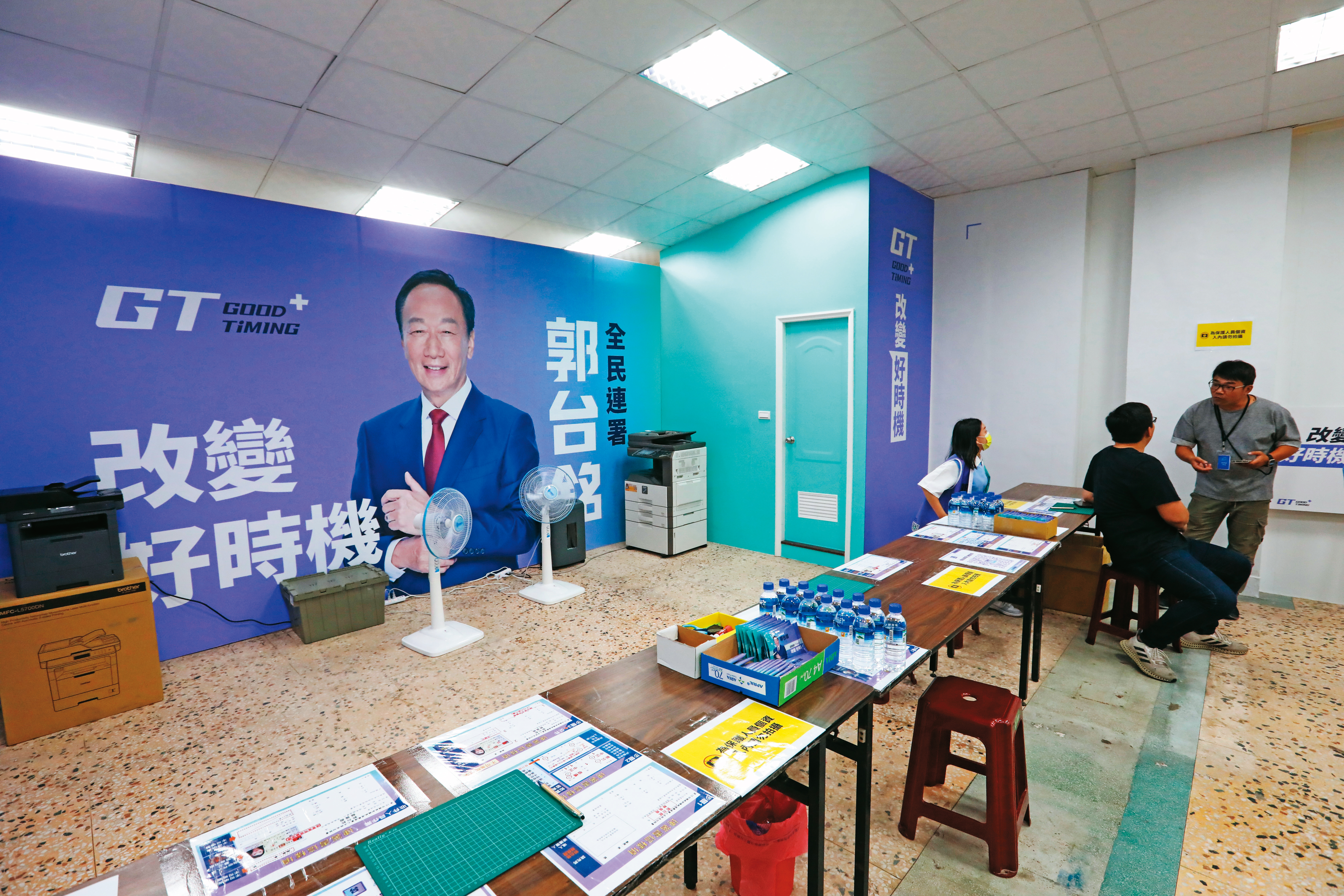 郭台銘連署站不見人潮,但最後仍送交103萬份連署書,引發檢調質疑。