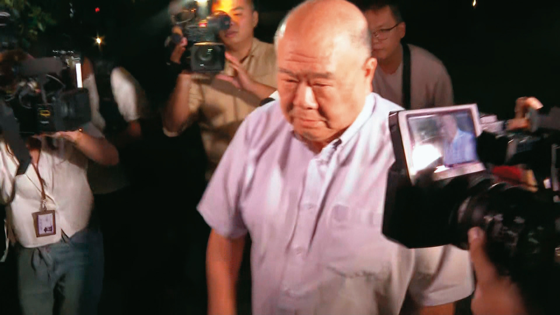 溫泉大亨陳仲明涉透過他人以每份數百元價格收購連署書,幫助郭台銘衝高連署數量,遭新北地檢署羈押禁見。(東森新聞提供)