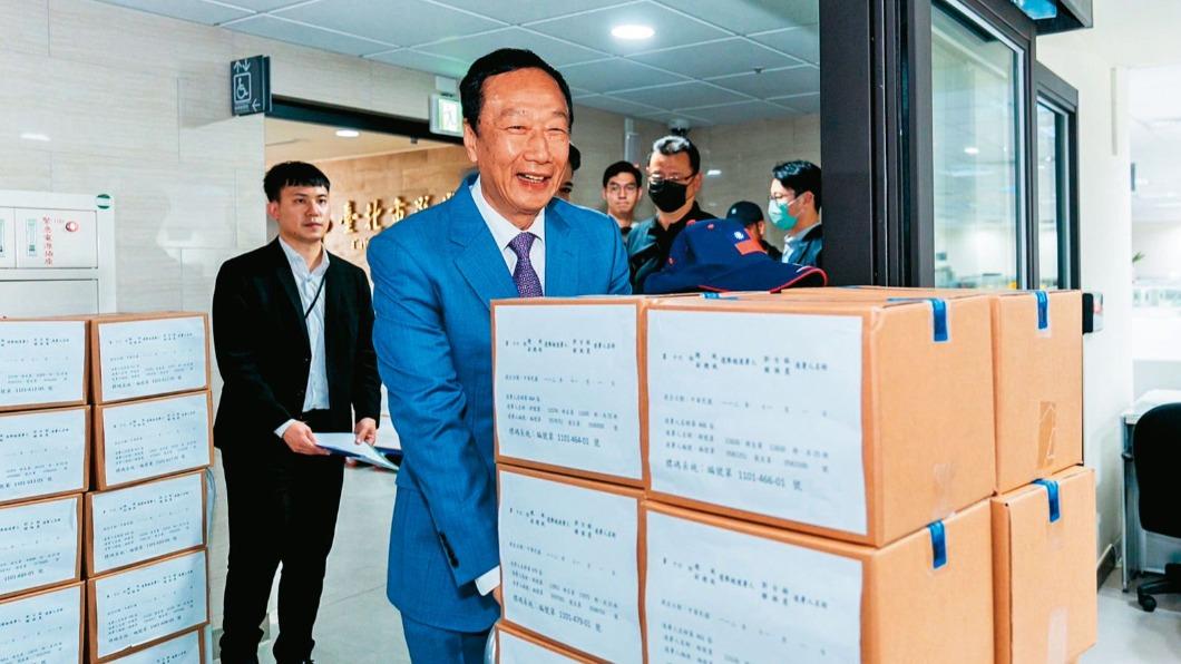 才剛過門檻!郭台銘家臣爆出涉賄「買連署」 手機通聯洩底