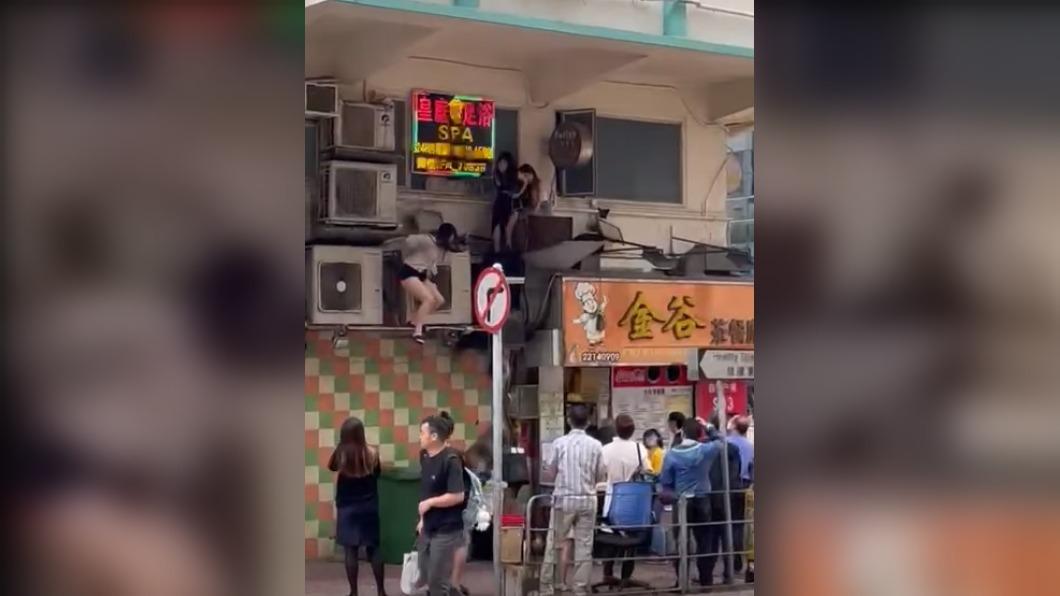 1名身穿白色上衣和黑色熱褲的女子率先「垂直跳下」。(圖 / 翻攝自臉書)