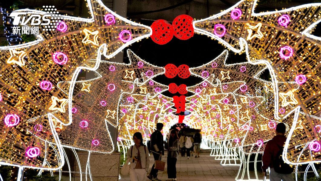 新北市市民廣場周邊人行道打造「祈福大道」。(圖/胡瑞麒攝)