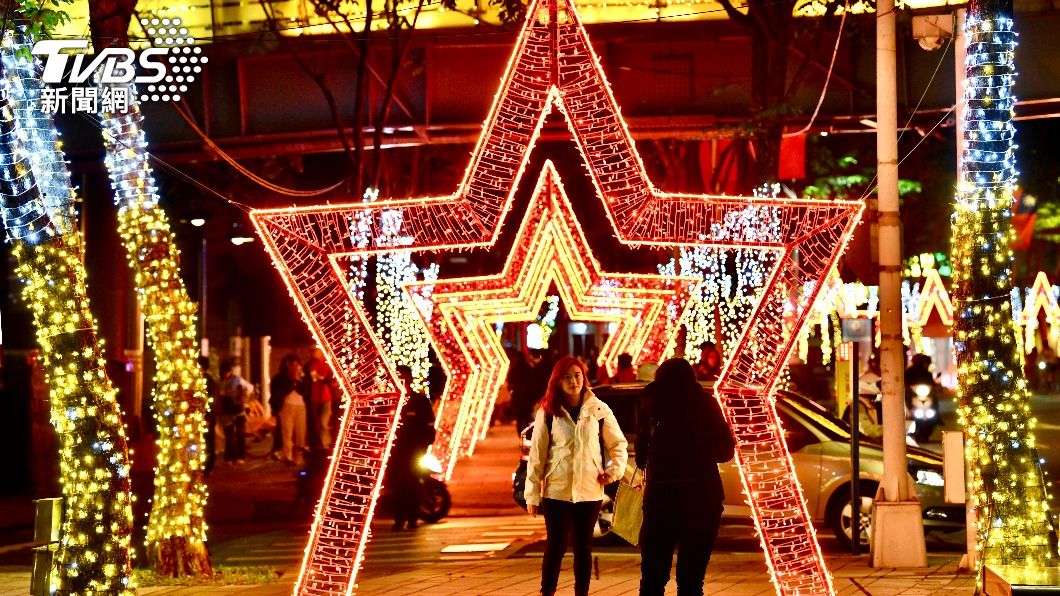 新北市市民廣場周邊人行道打造「祈福大道」。(圖/胡瑞麒攝)
