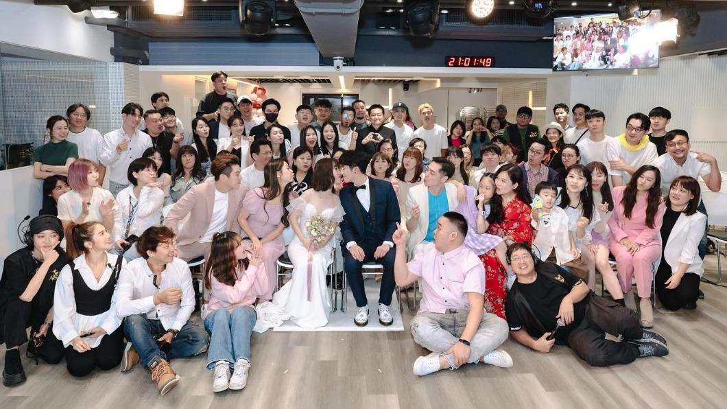 魏妙如和黃昺翔在教友見證下完成結婚儀式。（圖／翻攝自魏妙如臉書）
