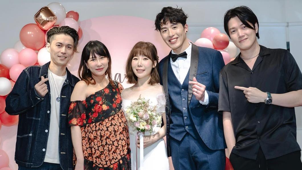 潘嘉麗（左二）挺著超大孕肚出席魏妙如的結婚儀式。（圖／翻攝自魏妙如臉書）