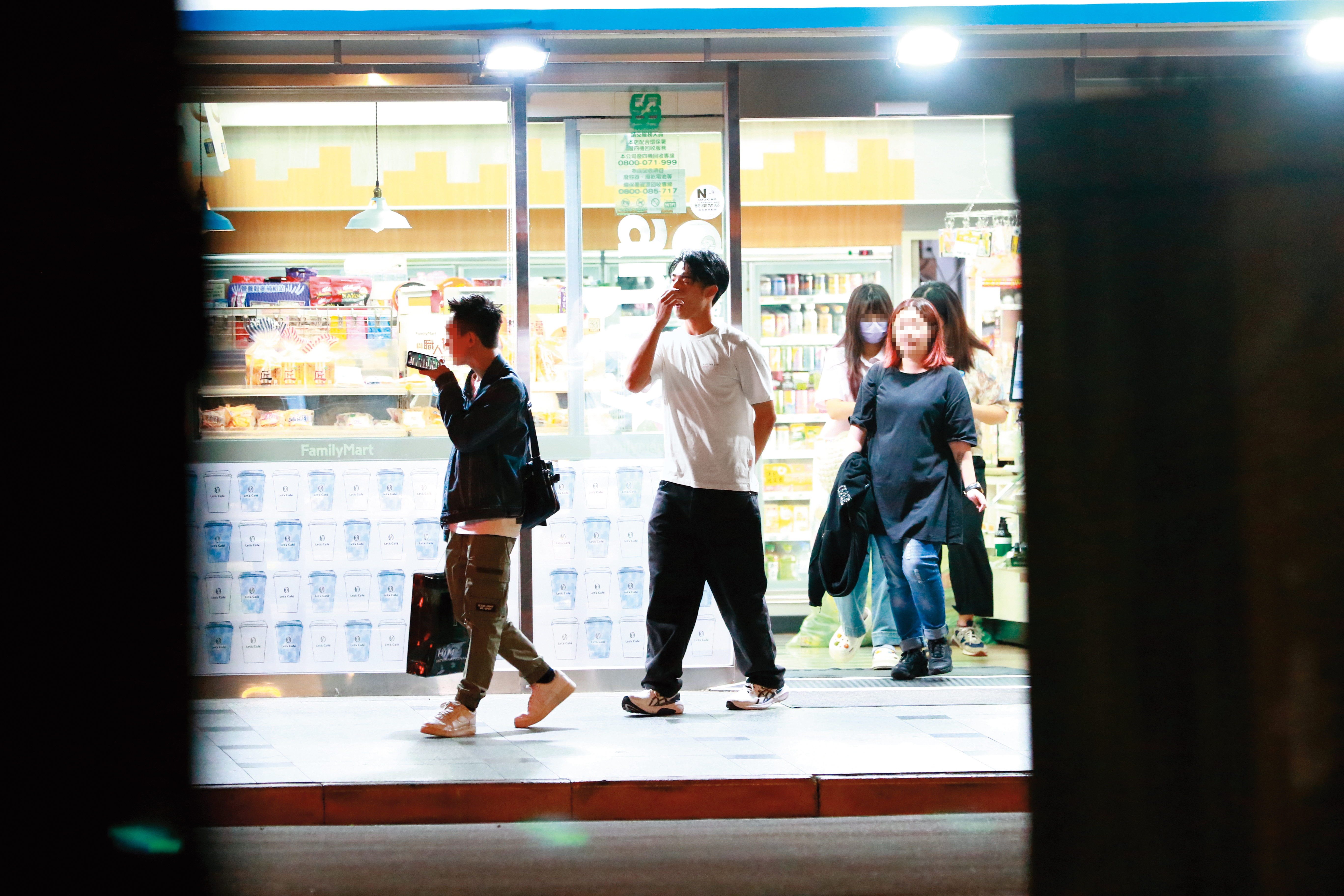 11/8，22：07趁著進入電台前，陳昊森（左2）到便利商店晃了一圈。（圖／鏡週刊）