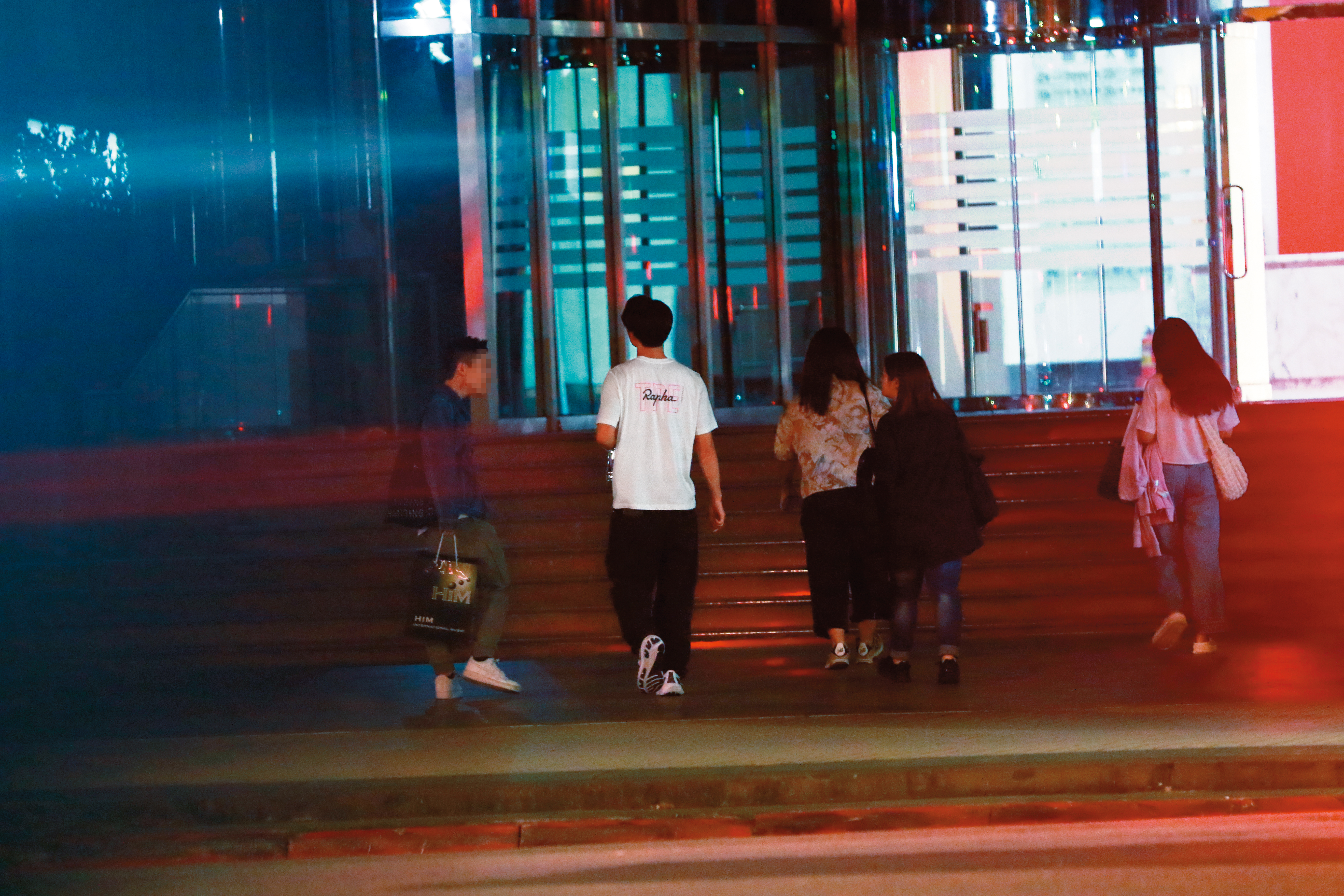 11/8，22：08陳昊森邊走邊喝水，馬不停蹄前往十樓的POP Radio錄製節目。（圖／鏡週刊）