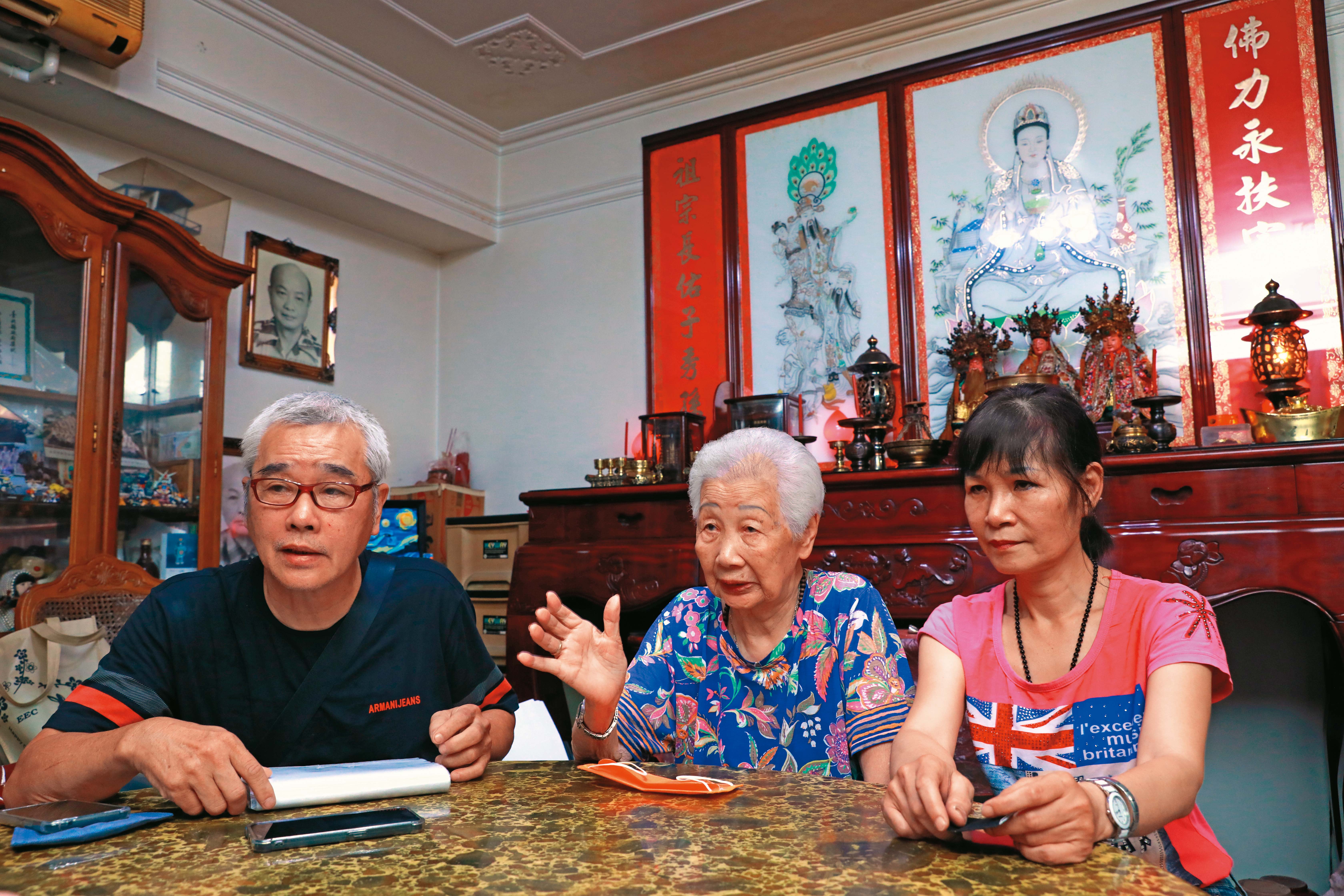 羅母（中）強調，爭議房產當初只是借名登記給二兒子。（圖／鏡週刊）