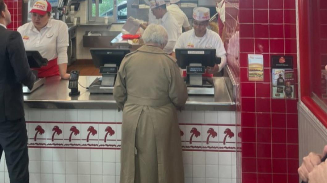 拜習會前「先吃In-N-Out」!葉倫悠哉買漢堡 淡定接機身影曝