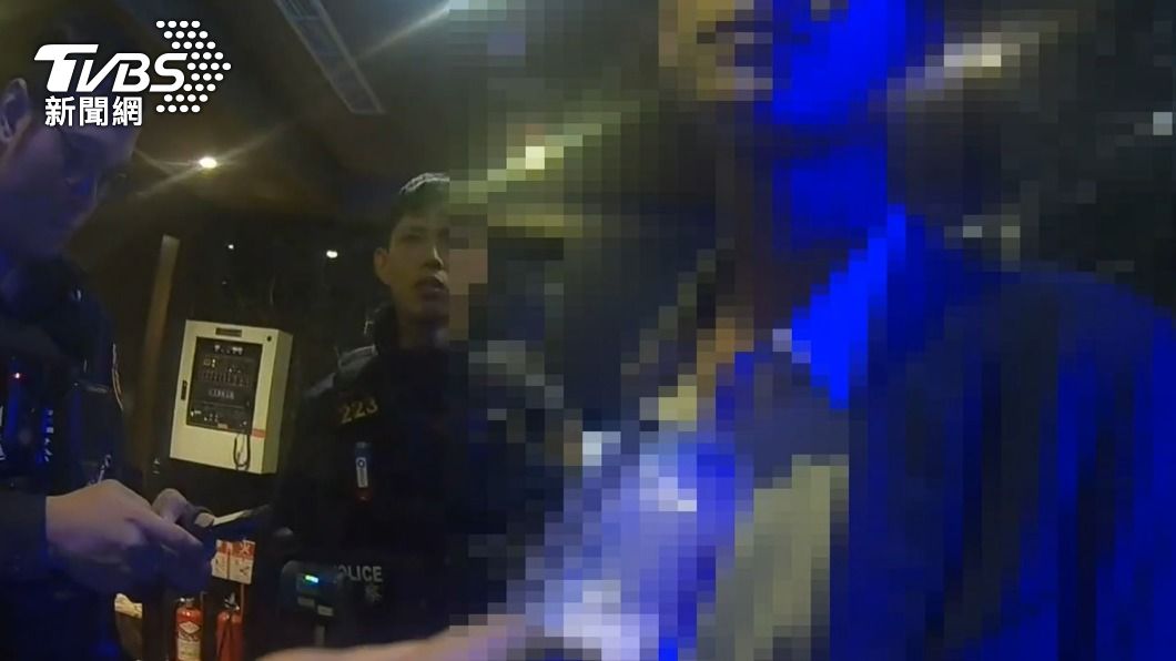 北市酒店驚傳命案，警方獲報後到場逮捕涉嫌男子。（圖／TVBS）