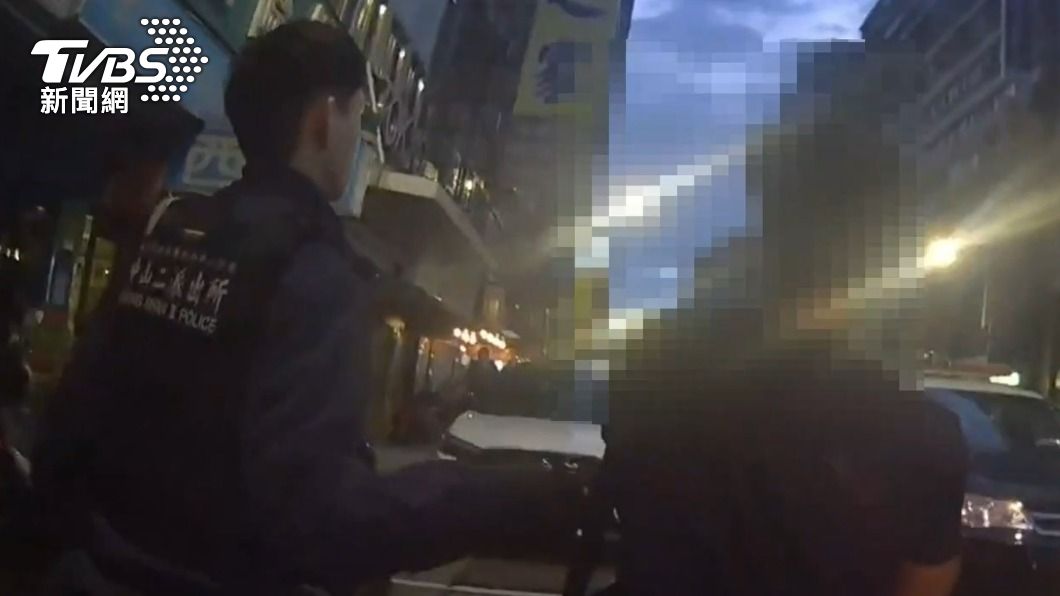 北市酒店驚傳命案，警方獲報後到場逮捕涉嫌男子。（圖／TVBS）